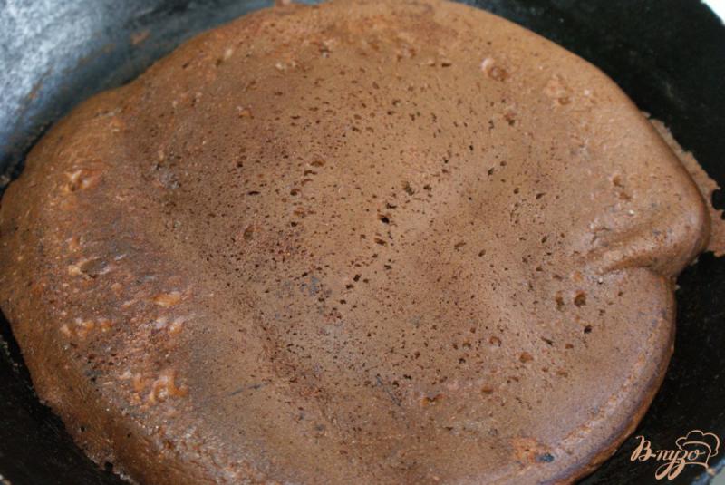 Фото приготовление рецепта: Шоколадный торт на сковороде шаг №4