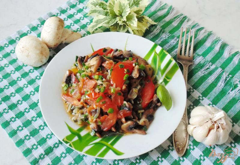 Фото приготовление рецепта: Тёплый салат с грибами и помидорами шаг №8
