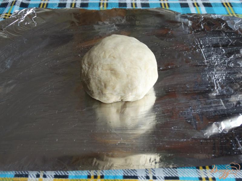 Фото приготовление рецепта: Пицца с сосисками маслинами и солеными огурцами шаг №1