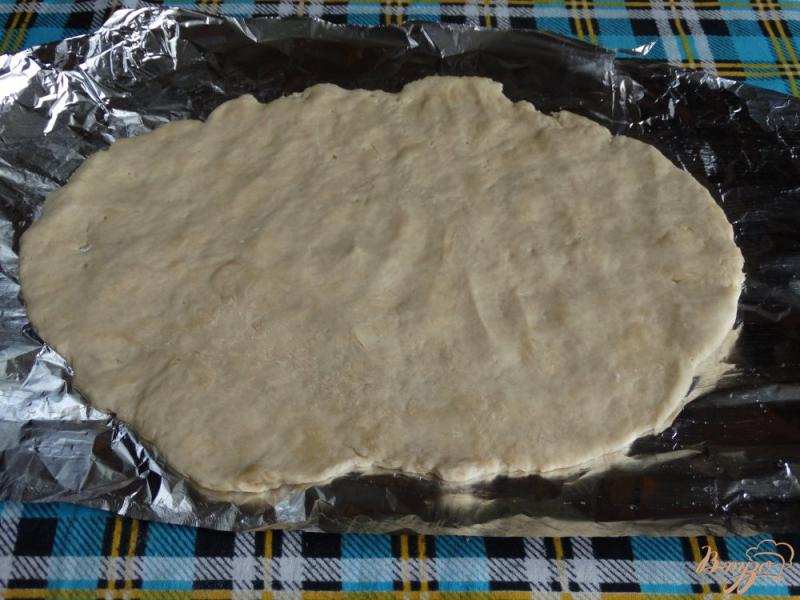 Фото приготовление рецепта: Пицца с сосисками маслинами и солеными огурцами шаг №2