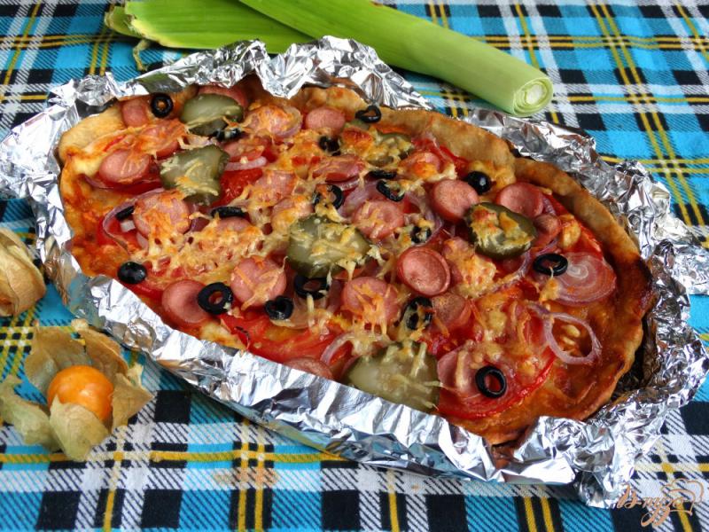 Фото приготовление рецепта: Пицца с сосисками маслинами и солеными огурцами шаг №10
