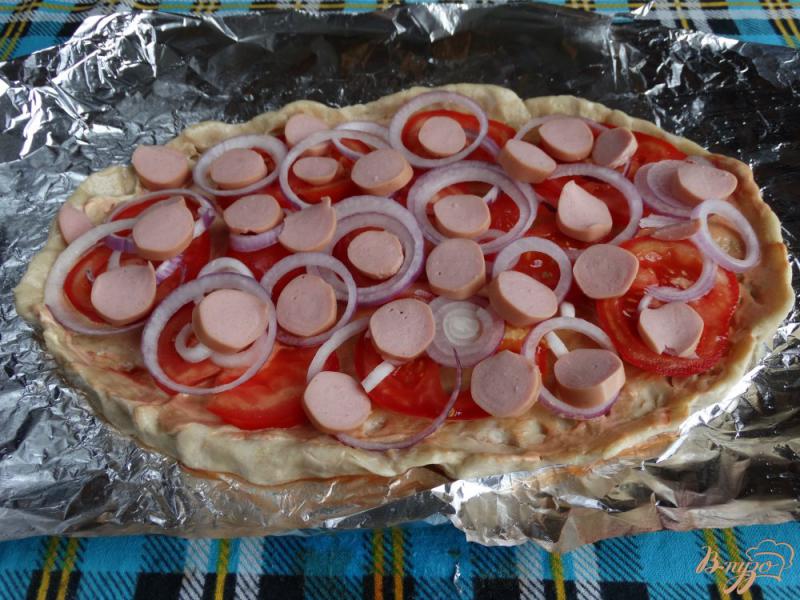 Фото приготовление рецепта: Пицца с сосисками маслинами и солеными огурцами шаг №6