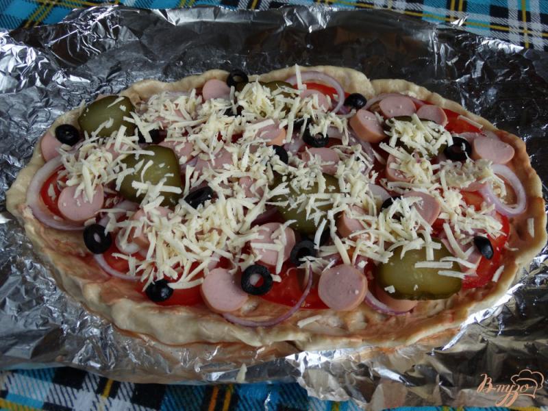 Фото приготовление рецепта: Пицца с сосисками маслинами и солеными огурцами шаг №9