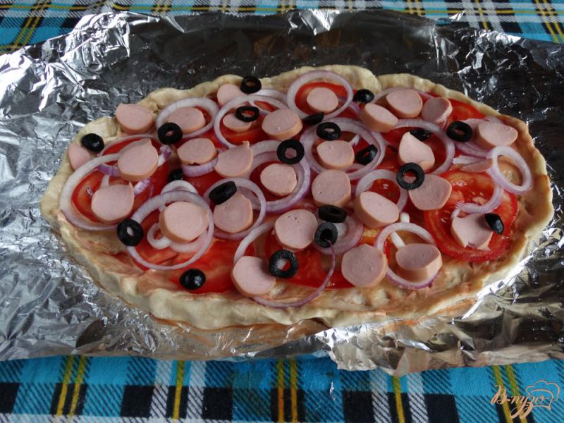 Фото приготовление рецепта: Пицца с сосисками маслинами и солеными огурцами шаг №7