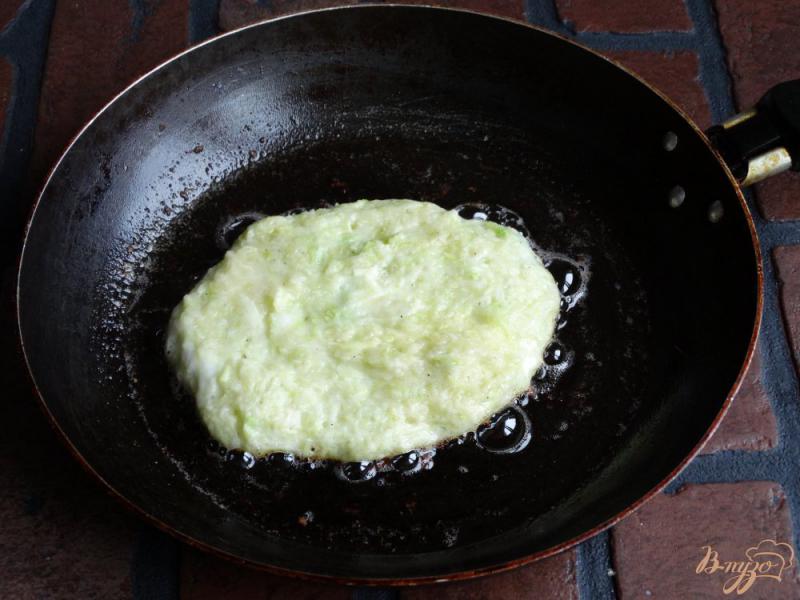 Фото приготовление рецепта: Кабачковые оладьи с авокадо-творожным соусом шаг №5