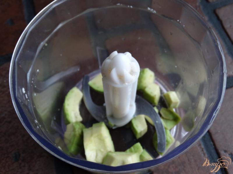 Фото приготовление рецепта: Кабачковые оладьи с авокадо-творожным соусом шаг №7