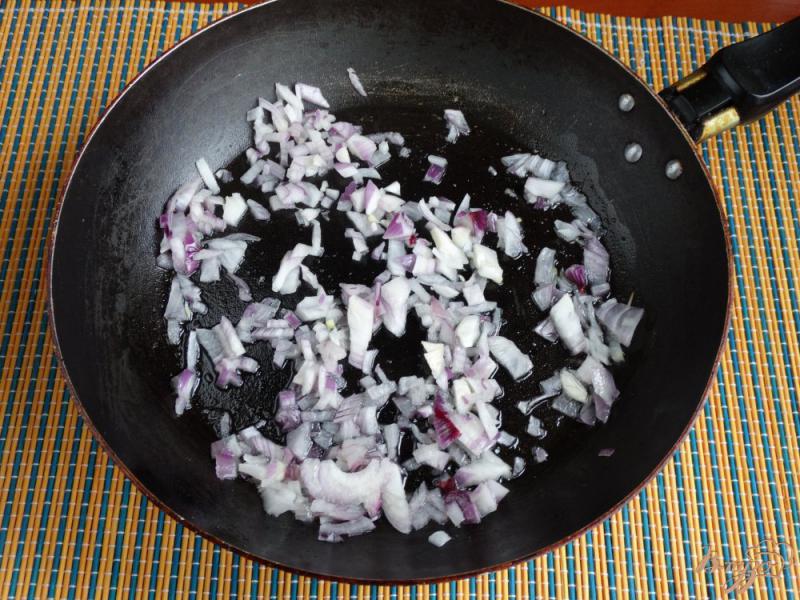 Фото приготовление рецепта: Гречка с луково-грибным сливочным соусом шаг №5