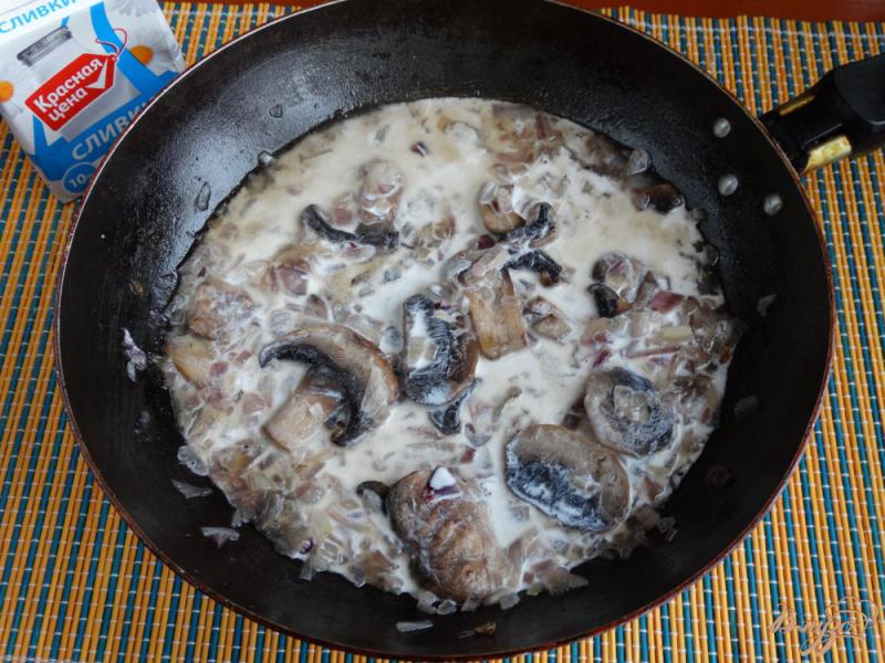 Фото приготовление рецепта: Гречка с луково-грибным сливочным соусом шаг №7