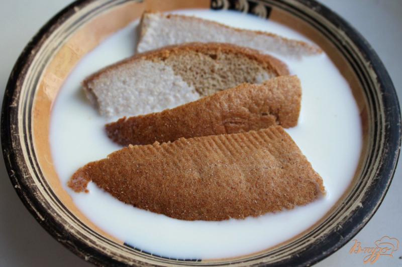 Фото приготовление рецепта: Котлеты с черным хлебом шаг №3