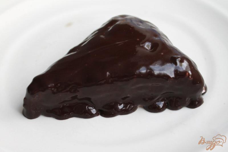 Фото приготовление рецепта: Творожно-клубничное пирожное в шоколадной глазури шаг №9