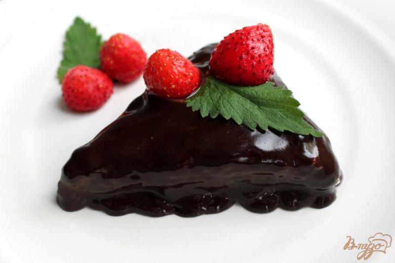 Фото приготовление рецепта: Творожно-клубничное пирожное в шоколадной глазури шаг №10