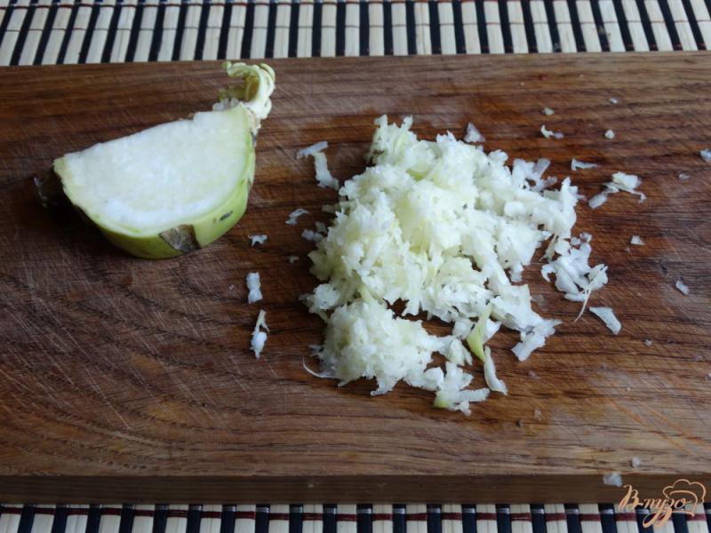 Фото приготовление рецепта: Салат с шампиньонами и кольраби шаг №3