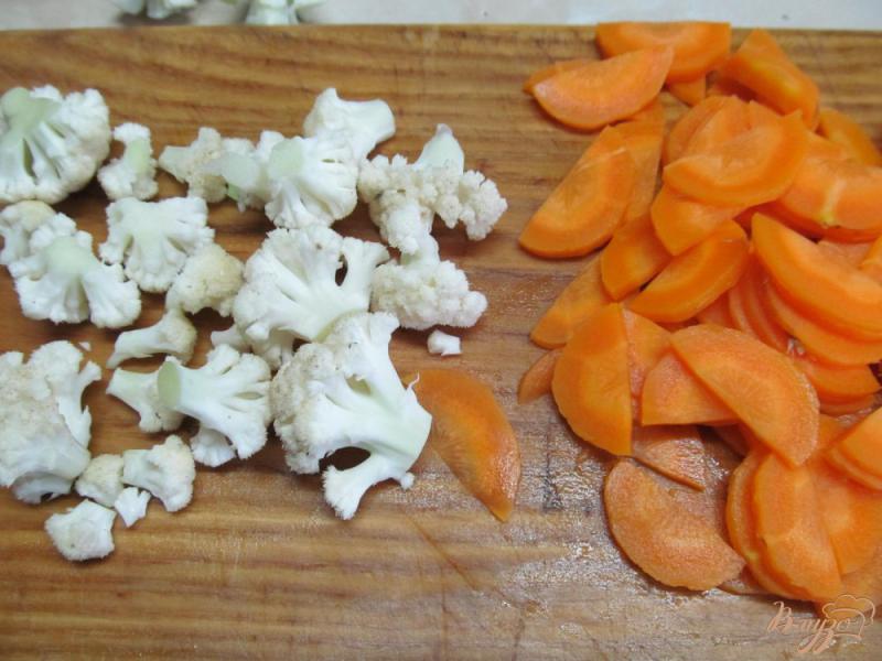 Фото приготовление рецепта: Окрошка с морковью и цветной капустой шаг №1