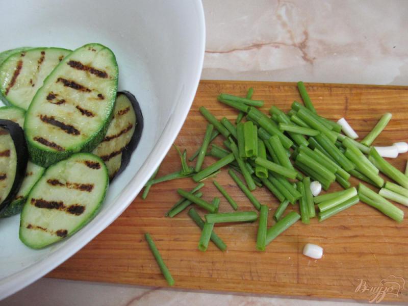 Фото приготовление рецепта: Теплый салат с домашними колбасками и овощами шаг №5