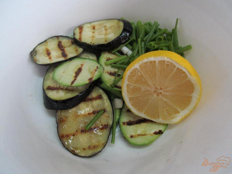 Фото приготовление рецепта: Теплый салат с домашними колбасками и овощами шаг №6