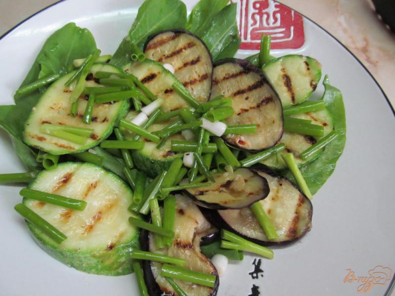 Фото приготовление рецепта: Теплый салат с домашними колбасками и овощами шаг №8