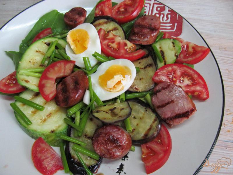 Фото приготовление рецепта: Теплый салат с домашними колбасками и овощами шаг №10