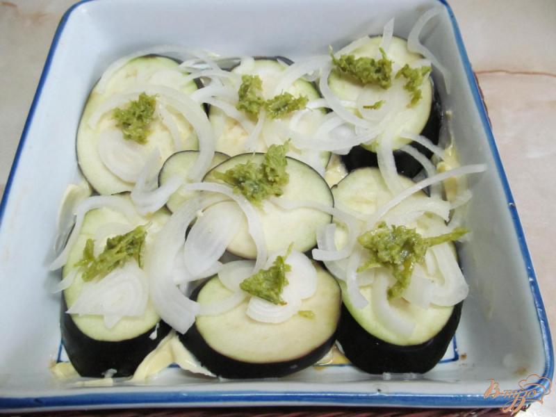 Фото приготовление рецепта: Баклажаны запеченные с помидором и луком шаг №2