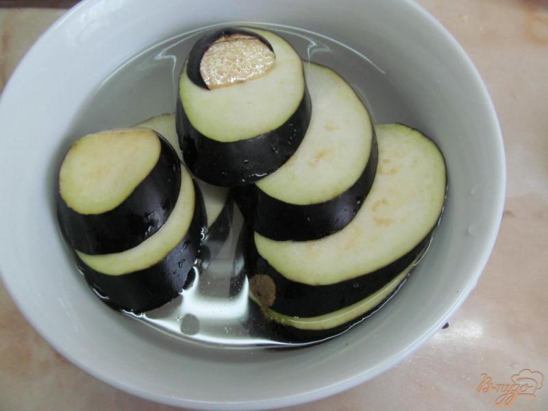 Фото приготовление рецепта: Баклажаны запеченные с помидором и луком шаг №1