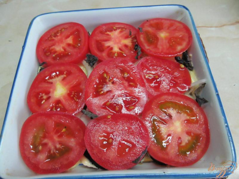 Фото приготовление рецепта: Баклажаны запеченные с помидором и луком шаг №3