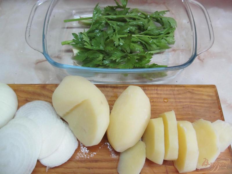 Фото приготовление рецепта: Карась запеченный на сельдерее и картофеле шаг №2