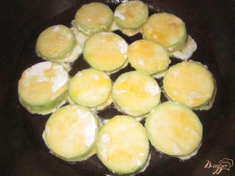 Фото приготовление рецепта: Закуска из кабачков с помидорами шаг №3