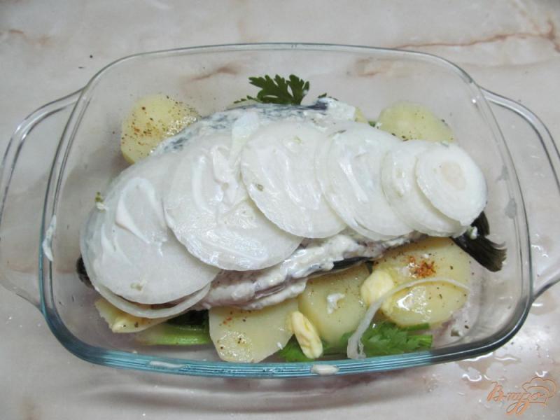Фото приготовление рецепта: Карась запеченный на сельдерее и картофеле шаг №6