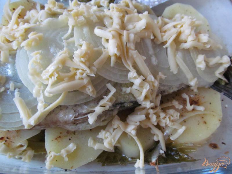 Фото приготовление рецепта: Карась запеченный на сельдерее и картофеле шаг №7
