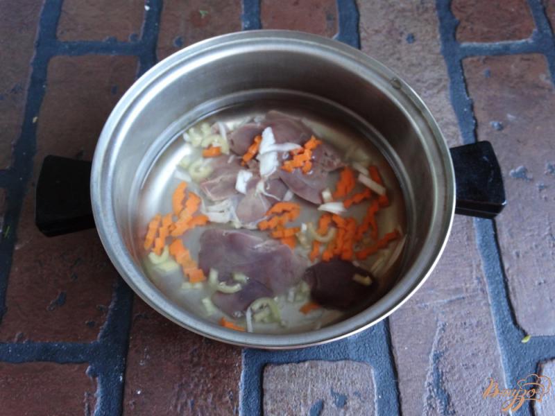 Фото приготовление рецепта: Печень тушеная с овощами и булгуром в сметане шаг №4