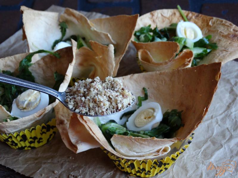 Фото приготовление рецепта: Корзинки из лаваша с зеленым салатом шаг №12