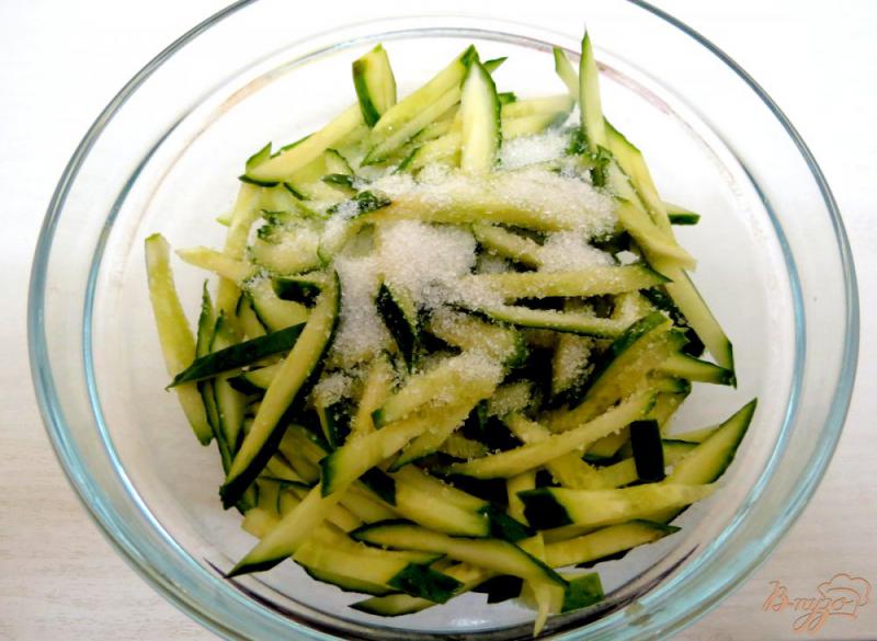 Фото приготовление рецепта: Салат из свежих огурцов. шаг №5