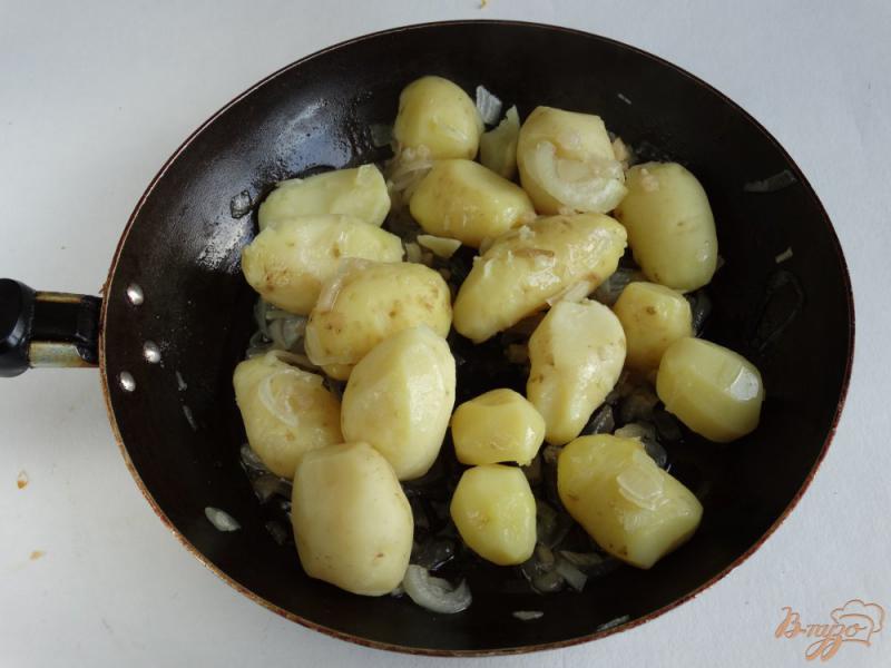 Фото приготовление рецепта: Молодой картофель по-украински с салом шаг №7