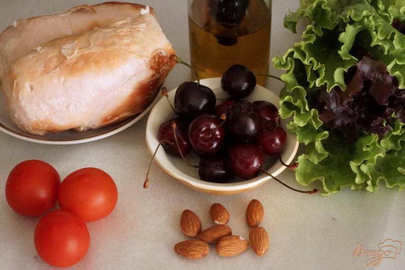 Фото приготовление рецепта: Салат с куриным филе и черешней шаг №1