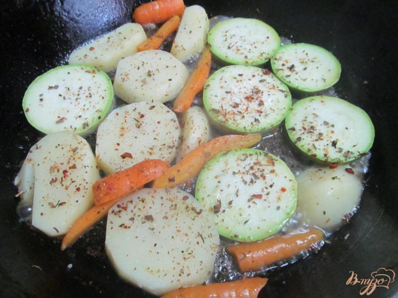 Фото приготовление рецепта: Овощи с тушенной курицей шаг №2