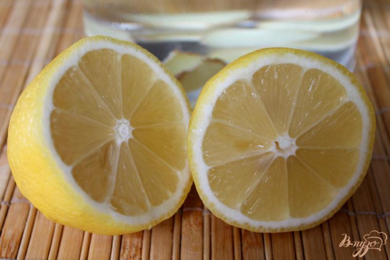 Фото приготовление рецепта: Напиток с имбирем и лимоном шаг №3