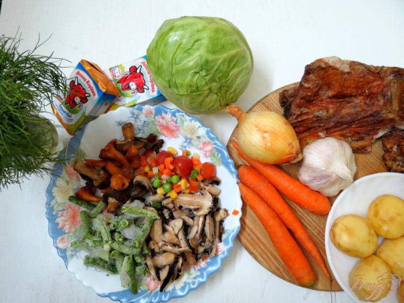 Фото приготовление рецепта: Летний овощной суп с сырочками и грибами шаг №1