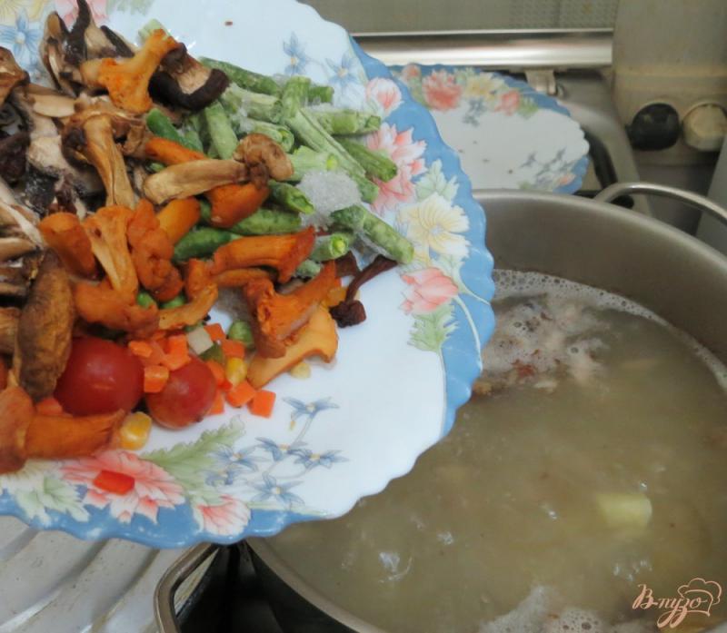 Фото приготовление рецепта: Летний овощной суп с сырочками и грибами шаг №6