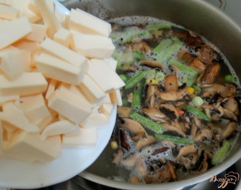 Фото приготовление рецепта: Летний овощной суп с сырочками и грибами шаг №7