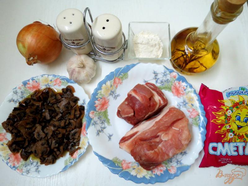 Фото приготовление рецепта: Свинина с грибами в сметанном соусе шаг №1