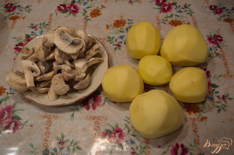 Фото приготовление рецепта: Молодой картофель с шампиньонами (тушеный) шаг №1