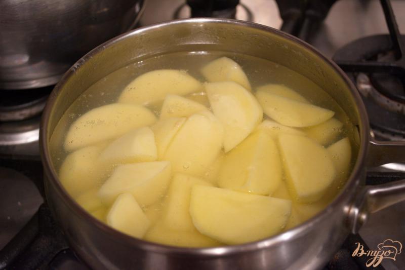 Фото приготовление рецепта: Молодой картофель с шампиньонами (тушеный) шаг №2