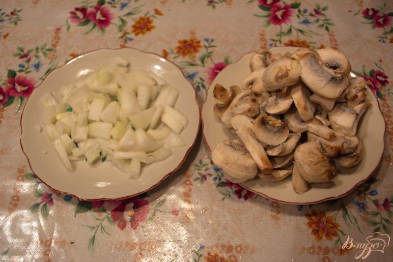 Фото приготовление рецепта: Молодой картофель с шампиньонами (тушеный) шаг №3