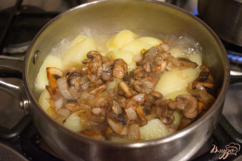 Фото приготовление рецепта: Молодой картофель с шампиньонами (тушеный) шаг №5
