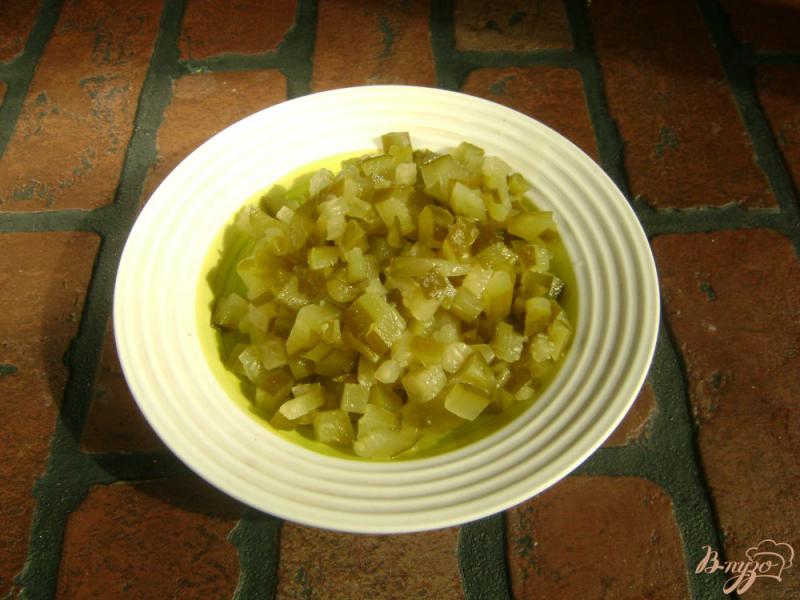 Фото приготовление рецепта: Оливье с колбасой и жареными грибами шаг №3