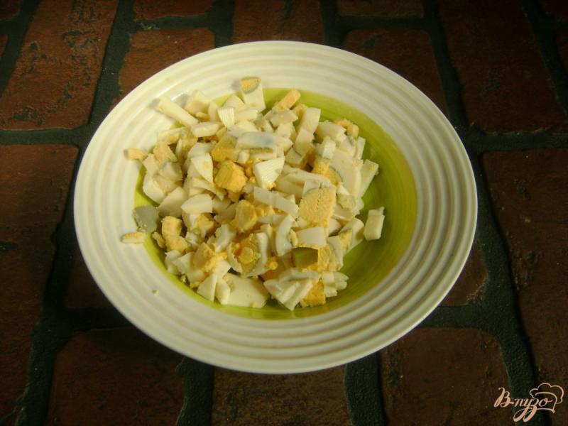 Фото приготовление рецепта: Оливье с колбасой и жареными грибами шаг №4
