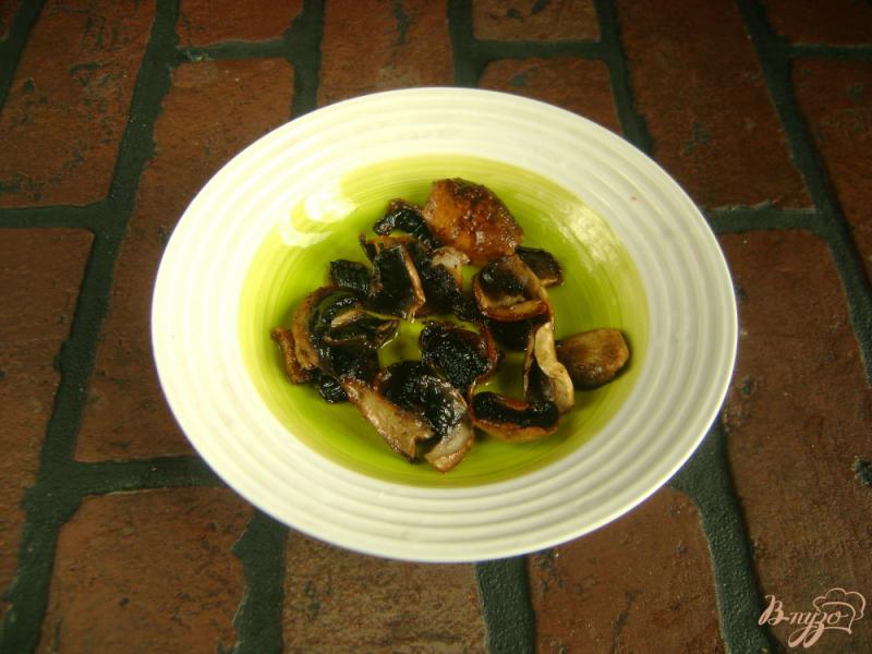 Фото приготовление рецепта: Оливье с колбасой и жареными грибами шаг №8