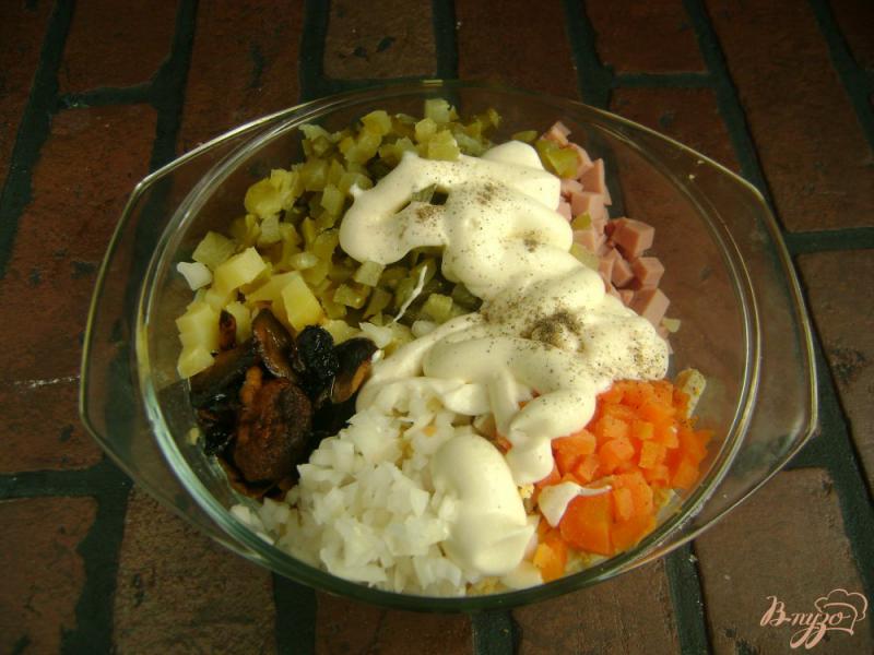 Фото приготовление рецепта: Оливье с колбасой и жареными грибами шаг №10