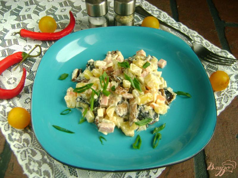 Фото приготовление рецепта: Оливье с колбасой и жареными грибами шаг №12