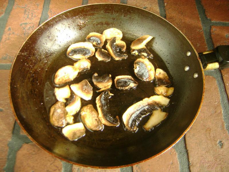Фото приготовление рецепта: Оливье с колбасой и жареными грибами шаг №7