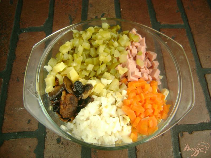 Фото приготовление рецепта: Оливье с колбасой и жареными грибами шаг №9
